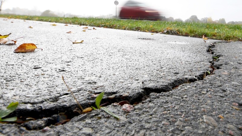 Die Straßen im Landkreis Deggendorf müssen auch dieses Jahr von Schäden befreit werden (Symbolbild).