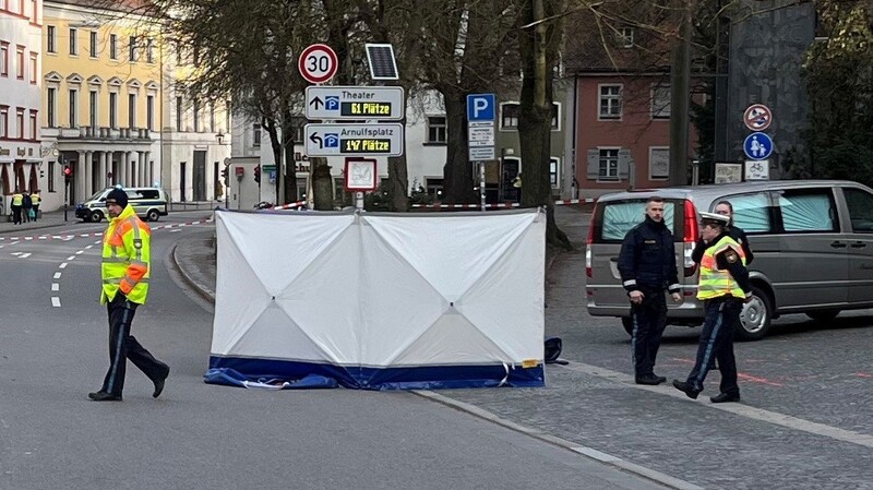 Bei dem Unfall in der Regensburger Jakobstraße kam am Dienstag eine Fußgängerin ums Leben.