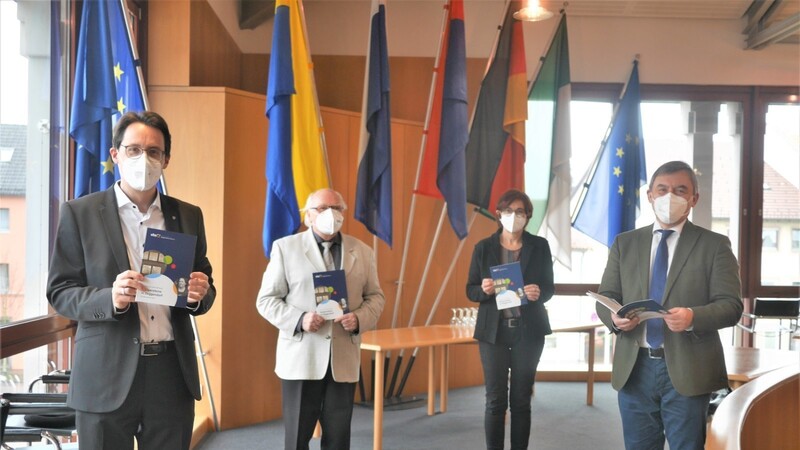 Bei der Vorstellung des zeitgeschichtlichen Werkes: (v. l.) Oberbürgermeister Christian Moser, Lutz-Dieter Behrendt, Ursula Keßler und Bernhard Greiler.  Foto: Peter Kallus