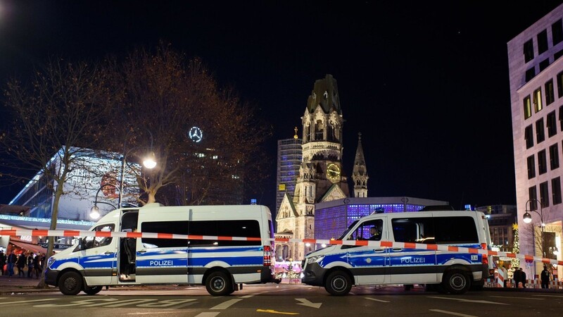 Die Polizei hat am Samstagabend den Berliner Weihnachtsmarkt am Breitscheidplatz geräumt.