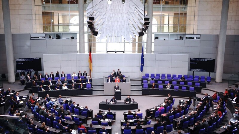 Bundeskanzler Olaf Scholz (SPD) spricht im Bundestag.