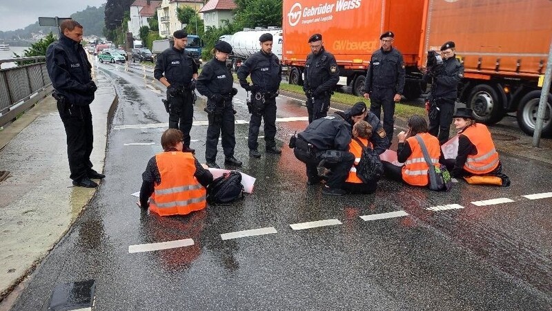 Aktivisten haben sich am Dienstagmorgen in Passau auf die Straße geklebt und damit den Berufsverkehr behindert.