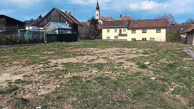 Der Bauplatz, für den im Bauantrag die vorgesehene zulässige Bebauung mit einem oder zwei Mehrfamilienhäusern "total ausgereizt" wurde.