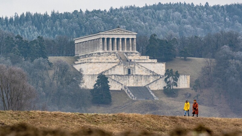 Die Walhalla in Donaustauf soll eines von bayernweit etwa 100 "besonders landschaftsprägenden Denkmälern" sein, in deren Nähe Windräder weiterhin eine denkmalschutzrechtliche Erlaubnis brauchen.