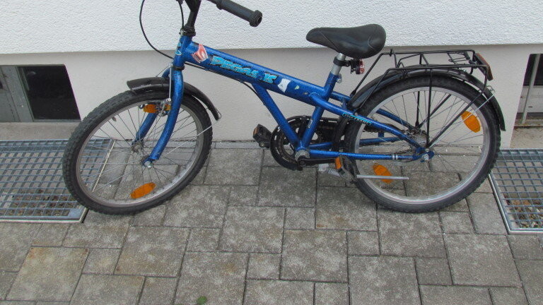 Dieses Fahrrad schob der 45-Jährige vor sich her.