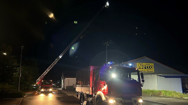 Das gesamte Gelände des Getränkemarktes war umstellt, die Feuerwehr beleuchtete den Parkplatz.