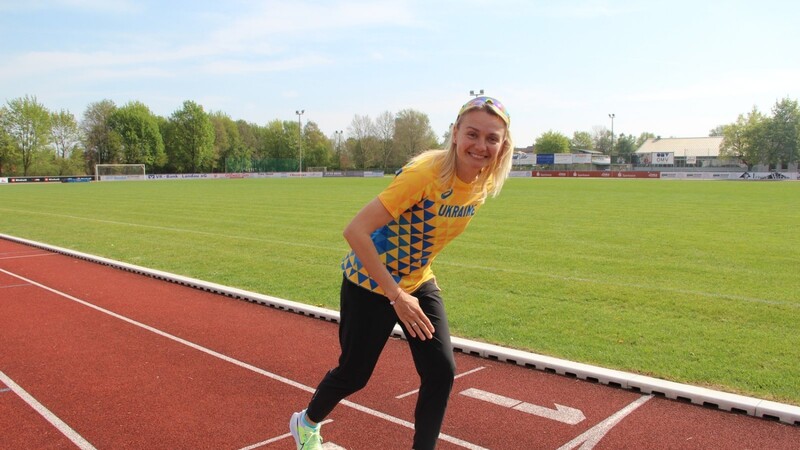 Passend in den Farben ihres Heimatlandes (gelb und blau) zeigt sich Anna Mischschenko in Landau.