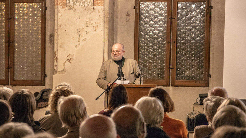 Der emeritierte Professor Thomas Fischer, bis 2015 Professor für Archäologie der römischen Provinzen an der Universität Köln und Co-Autor des präsentierten Buchs, stellte den Gästen einen Teil der jüngsten Forschungsergebnisse zur römischen Geschichte Regensburgs vor.