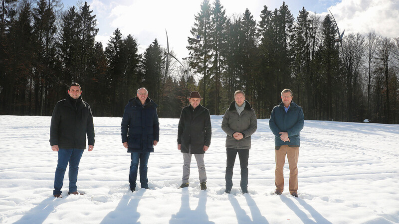 Auf dem Fundament des neuen Windrades, v.l.: die Bürgermeister der drei Gemeinden Andreas Urban (Wiesenfelden), Alois Hamperl (Rettenbach, Landkreis Cham) und Josef Schütz (Wörth, Landkreis Regensburg) mit Stefan Bachmaier, Geschäftsführer von Ostwind, und Georg Freiherr von Aretin, Leiter der Projektentwicklung bei Ostwind. Im Hintergrund drehen sich die beiden bestehenden Windräder.