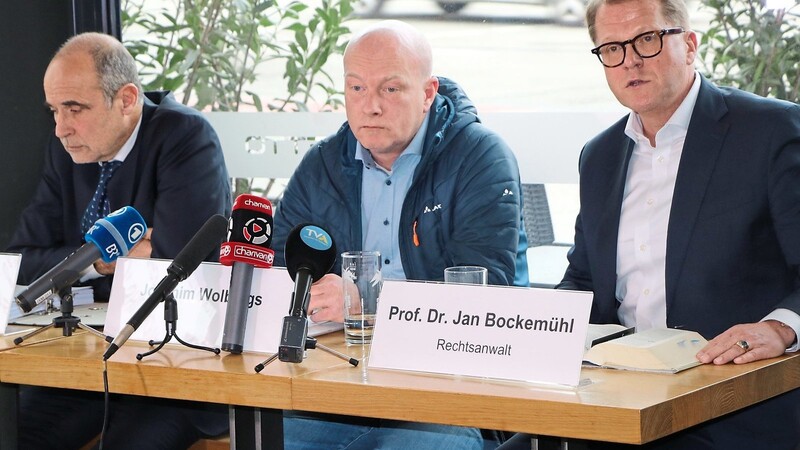 Der frühere Regensburger Oberbürgermeister Joachim Wolbergs saß bei der Pressekonferenz zwischen seinem Anwalt Peter Witting (l.) und dem Regensburger Strafverteidiger Jan Bockemühl.
