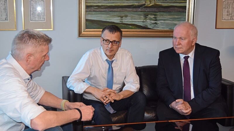 Landrat Heinrich Trapp, Schulamtsdirektor Stefan Pielmeier und Katastrophenschutzsachbearbeiter Ulrich Schüll (von rechts) bei der Lagebesprechung.