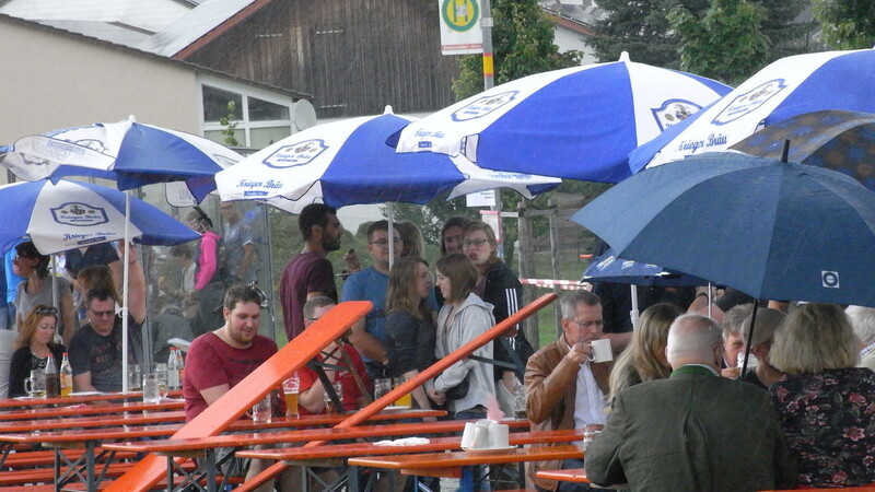 Sonnenschirme wurden zu Regenschirmen umfunktioniert - einige Hatgesottene trotzten Wind und Wetter. . .