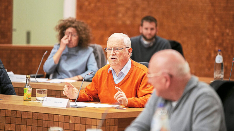 Sie sind Lastwagenfahrer, Biologinnen, Polizisten und Rechtsanwältinnen - ausgeloste Bürger aller Schichten. Und sie haben bei der Politik in Ostbelgien ein mächtiges Wörtchen mitzureden. Wie hier beim Bürgerrat zum Thema Pflege.