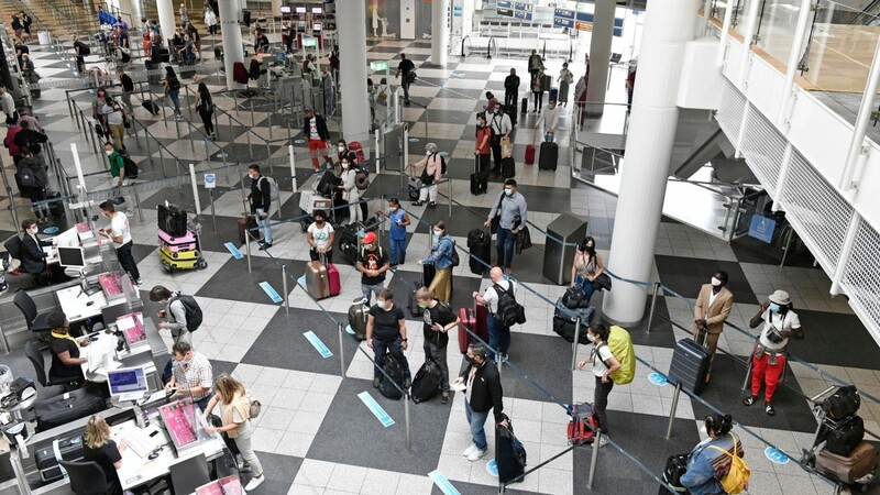 Unter strengen Hygiene- und Abstandsregeln ist es ab jetzt wieder möglich, am Terminal 1 des Flughafens Franz Josef Strauß einzuchecken.