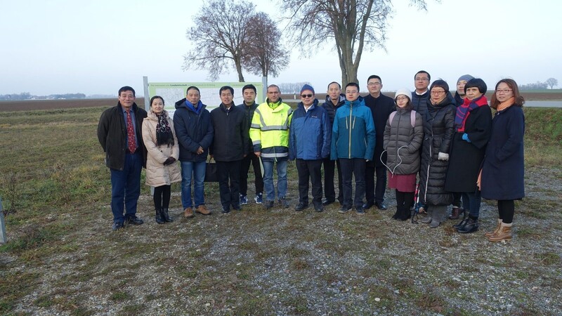 Eine Abordnung aus dem chinesischen Ministerium für Landwirtschaft und ländliche Entwicklung erfuhr Informationen von Baurat Armin Winner (gelbe Jacke) vom Amt für Ländliche Entwicklung.