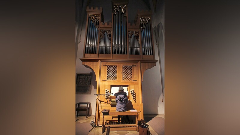 Anders als bei den großen Orgeln auf den Kirchenemporen sieht man bei der Chororgel, wer spielt.