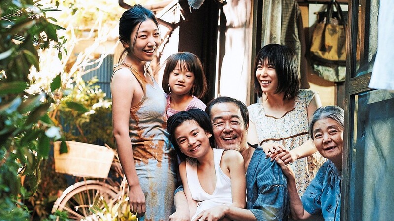 Der Vater (Lily Franky) und seine Frau (hinter ihm rechts: Sakura Ando) haben die kleine Yuri (Miyu Sasaki, hinten links) in ihre Patchwork-Familie aufgenommen, wo die Großmutter (Kilin Kiki, rechts) das Sagen hat.