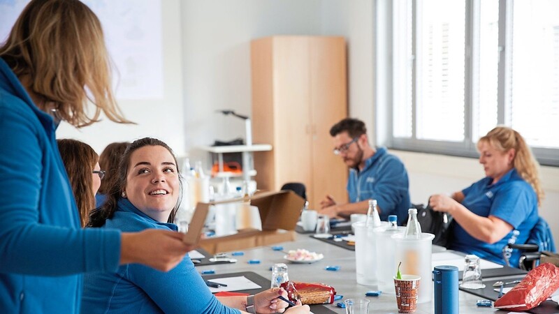 In den Pflegeteams nach dem Buurtzorg-Modell sind alle Mitglieder gleichberechtigt. Bis zu zwölf Pflegekräfte gehören zu einem Team und übernehmen von der Organisation bis zur Pflege fast alle Aufgaben selbst.