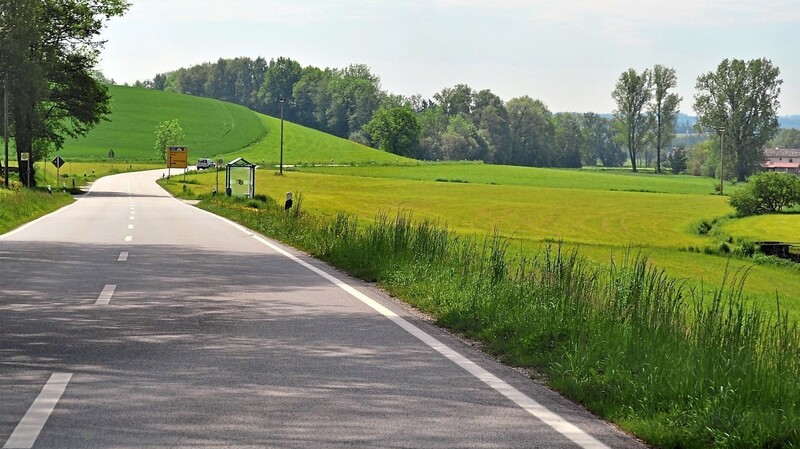 Hier soll nach den vorläufigen Planungen der Geh- und Radweg nach Schwindegg entlang der Staatsstraße verlaufen, obwohl viele Bürger eine Trasse entlang des Steeger-/Einstettinger-Baches besser fänden. Dort läge eine größere Qualität für die Zukunft, vor allem auch zur Freizeit- und Naherholung und käme auch einigen Landwirten entgegen, so Gemeinderätin Sonja Thalmeier (Grüne/Unabhängige). Dies käme allerdings teurer und würde wohl auch nicht gefördert.