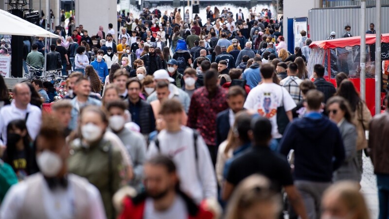 Zahlreiche Menschen spazieren durch die Fußgängerzone in der Innenstadt. Die Hoffnung auf Herdenimmunität ist fast so alt wie die Corona-Pandemie.