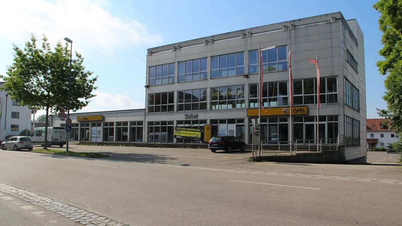 Seit das Autohaus Opel Sieber umgezogen ist, steht das markante Gebäude an der Regensburger Straße leer. Es soll nicht abgerissen, sondern in eine moderne Wohnbebauung integriert werden. Auf dem Parkplatz auf der Rückseite werden neue Gebäude dazugebaut.