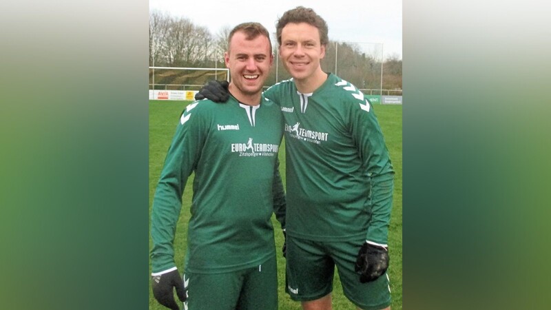 Waren nach dem Schlusspfiff in Burglengenfeld happy: Aiglsbachs Abwehrchef Andreas Blattner (rechts) und Toptorjäger Manfred Gröber, der seinen 27. Saisontreffer erzielte.