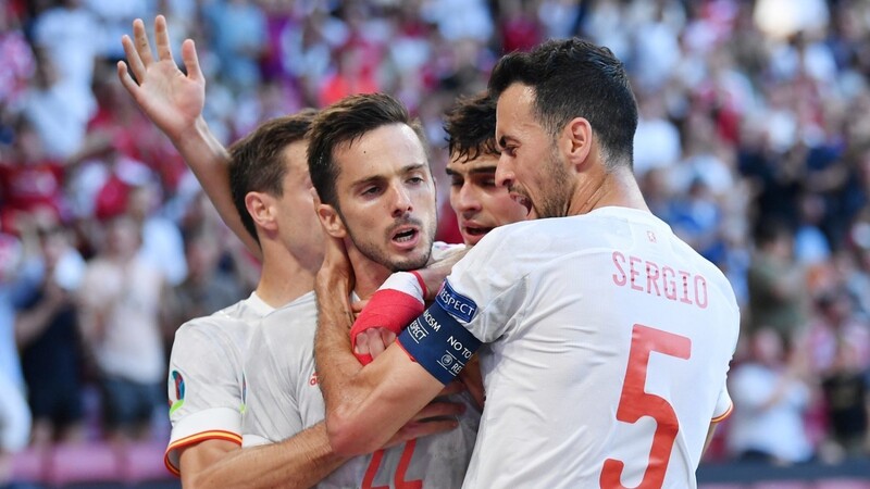 Spaniens Pablo Sarabia (M) wird von seinen Mannschaftskameraden beglückwünscht, nachdem er das erste Tor für seine Mannschaft erzielt hat.