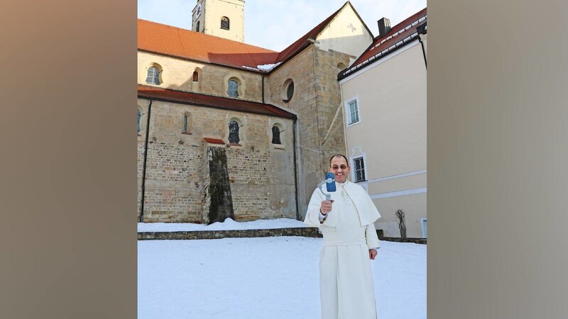 Pater Gabriel dreht mit seinem Handy regelmäßig Videos, die er auf Tiktok postet.