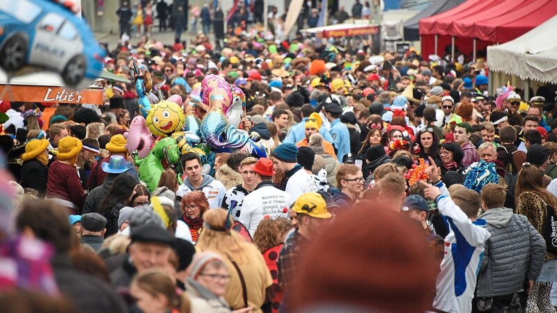 Volles Haus beim Fasching am Unsinnigen Donnerstag dürfte in gut zwei Wochen wieder auf dem Vilsbiburger Stadtplatz herrschen, nachdem sich die staatlichen Corona-Regularien erledigt haben. Nach den zwei Jahren Zwangspause will die Narrhalla am 2020 bereits bewährten Konzept für den Umzug festhalten, dass man lieber fantasievolle lokale Fußgruppen und kleinere Wagen als rollende Discos im Umzug haben will.