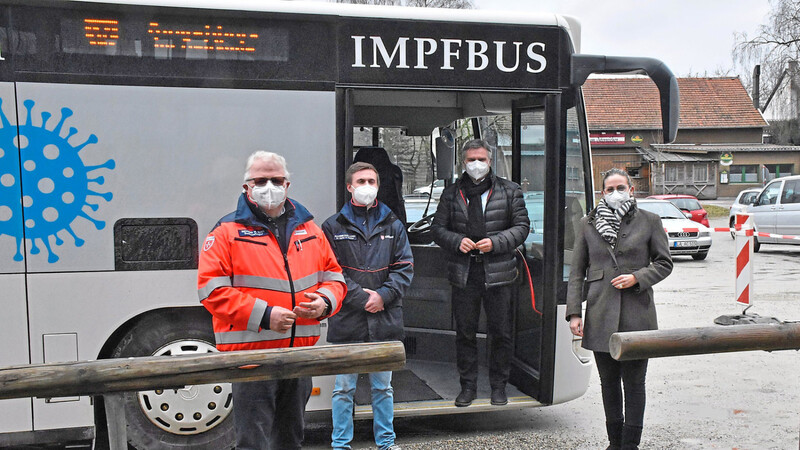 Bürgermeisterin Sibylle Entwistle und Landrat Peter Dreier (von rechts) machten sich ein Bild vom ersten Einsatz des Impfbusses, der von den Maltesern betreut wird. Stadtbeauftragter Richard Eder und der Diözesanbeauftragte für Testen und Impfen, Maximilian Land, (von rechts) informierten die beiden Besucher.