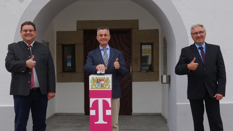 Bürgermeister Hans Biederer gibt im Beisein der Telekomvertreter Wilhelm Köckeis (links) und Markus Münch (rechts) den offiziellen Startschuss für das schnelle Glasfasernetz in Pfatters Außenbereichen.