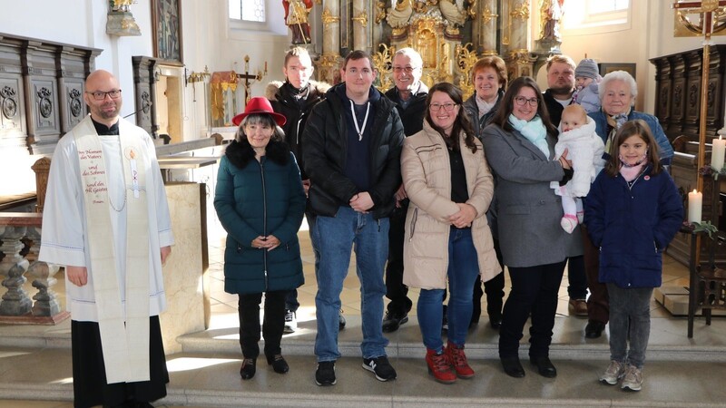 Die Taufgesellschaft in der Bad Kötztinger Stadtpfarrkirche.