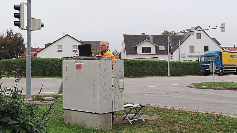 Am Freitag wurde das fehlende Bauteil für die "intelligente" Steuerung der Ampelanlage an der Hohenadl-Kreuzung eingebaut.