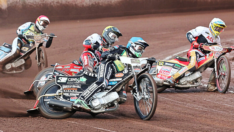 RAD AN RAD: Der für den MC Güstrow startende Kevin Wölbert (blau) schrieb mit fünf souveränen Laufsiegen und insgesamt 20 Zählern zwar das Punktemaximum, den Titel sicherte sich jedoch der AC Landshut mit den Stahlschuhartisten Valentin Grobauer (weiß) und Michael Härtel (gelb).