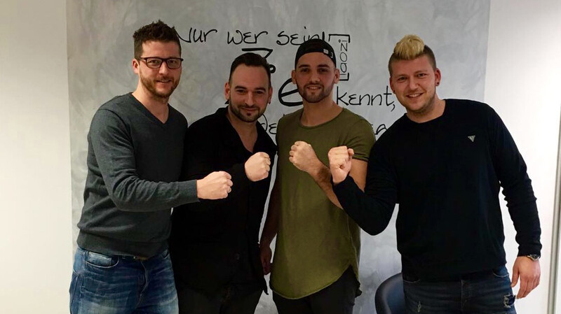 Der Chamer Profiboxer Flamur Mehmeti (3. v. li.) fiebert mit seinen Unterstützern Bernd Singer, Johannes Kolbeck und Fabian Singer (v. li.) dem Kampf am 12. März in München entgegen.