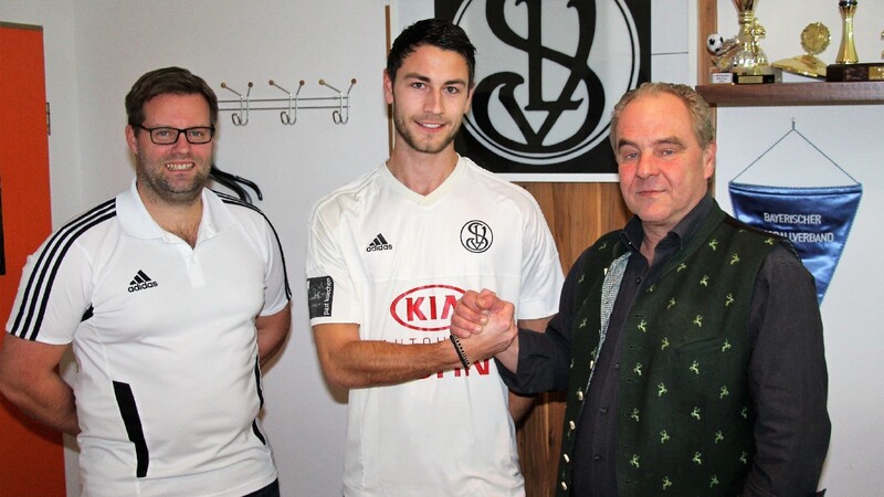 VERTRAGSABSCHLUSS PER HANDSCHLAG (von rechts): SVL-Boss Manfred Maier, Neuzugang Matthias Seidel und Sportleiter Nils Haack ziehen in der Frühjahrsrunde an einem Strang.