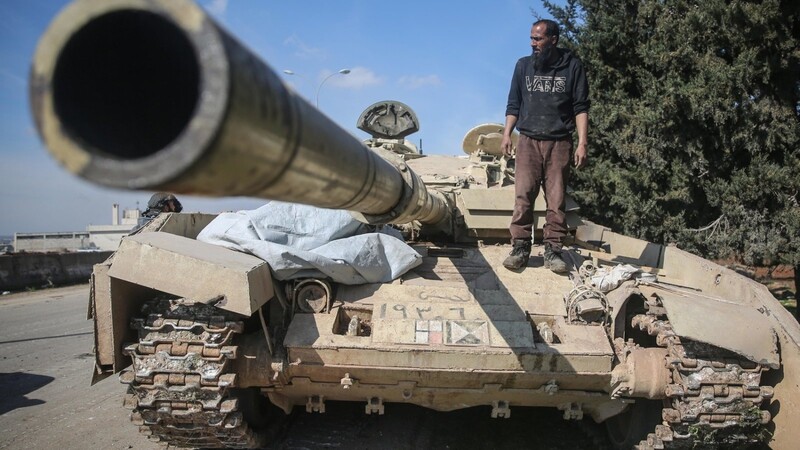 Ein Kämpfer der Nationalen Befreiungsfront steht auf einem Panzer der syrischen Regierungstruppen. Oppositionelle Milizen kämpfen mit türkischer Unterstützung um Syriens letzte große Rebellenhochburg um die Stadt Idlib.