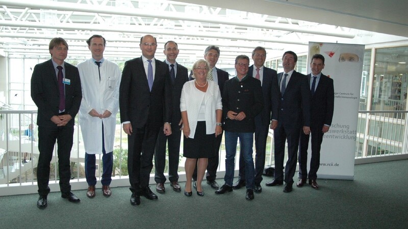 Professor Dr. Matthias Edinger, Professor Dr. Bernhard Weber, der CSU-Landtagsabgeordnete Dr. Franz Rieger, Staatssekretär Bernd Sibler, Professor Dr. Philipp Beckhove, , die CSU-Landtagsabgeordnete Sylvia Stierstorfer, Professor DR. Dr. Torsten Reichert und Staatssekretär Albert Füracker (v.r.) sehen das RCI auf einem guten Weg.