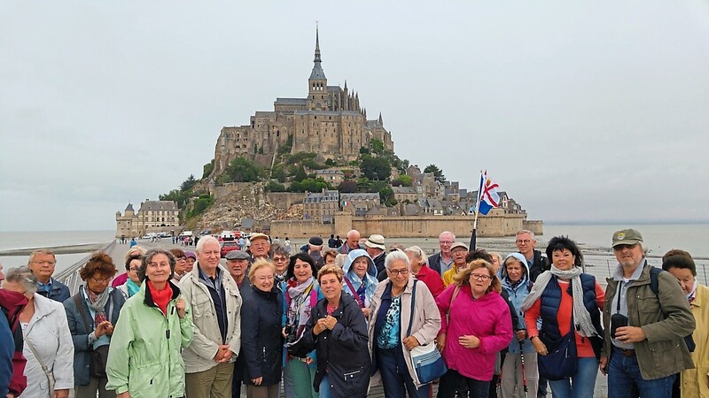 Wind und Sprühregen gab's auf dem Weg nach St. Michel. Die Kathedrale steht wie eine Trutzburg mitten im Meer.