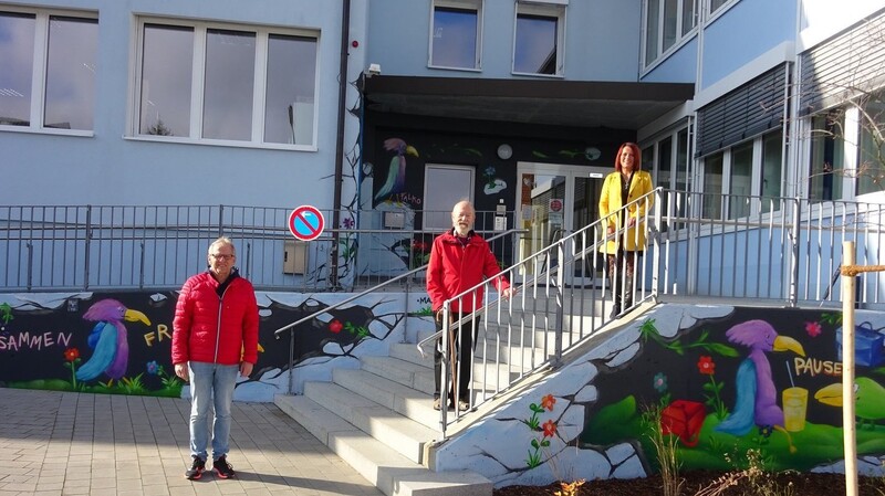 Bürgermeisterin Heike Fries und Schulrektor Stefan Höchbauer, links, bedankten sich bei Heiner Schlüter für sein "Ja" zur Verwendung der Motive "Falko und Stoandl" seiner verstorbenen Gattin.