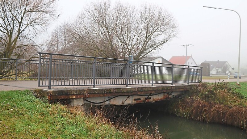 Betonabplatzungen, Risse in den Stahlträgern und eindringendes Wasser: Die Laberbrücke am Sportplatz muss binnen der nächsten fünf Jahre neu gebaut werden.