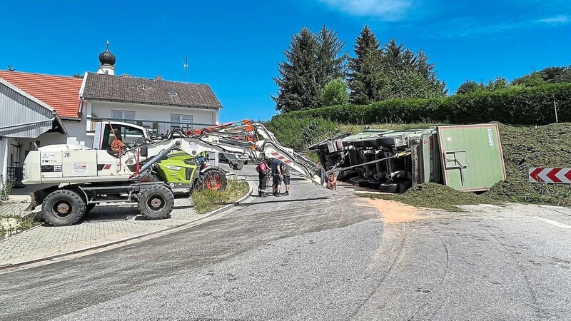 Umgekippt ist am Mittwochmittag dieses Gespann in der Kurve im Ortsteil Enzelhausen.